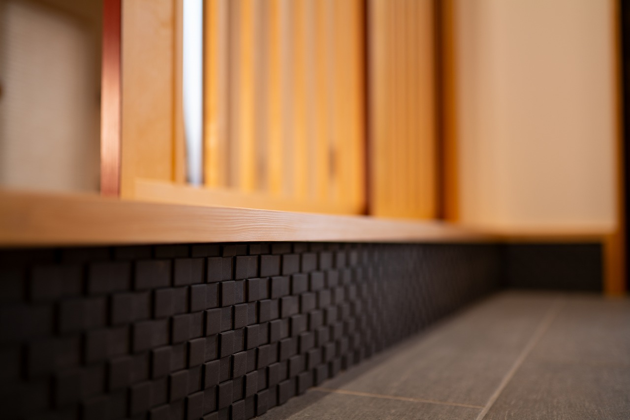 玄関巾木タイル 京都、滋賀で建てる自然素材の注文住宅建築設計事務所 ゆずデザイン